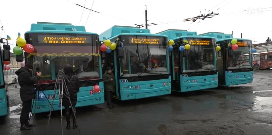 Nové trolejbusy na prezentaci, po které se vydaly i s připevněnými balónky v konvoji městem. (foto: MTRK Misto)