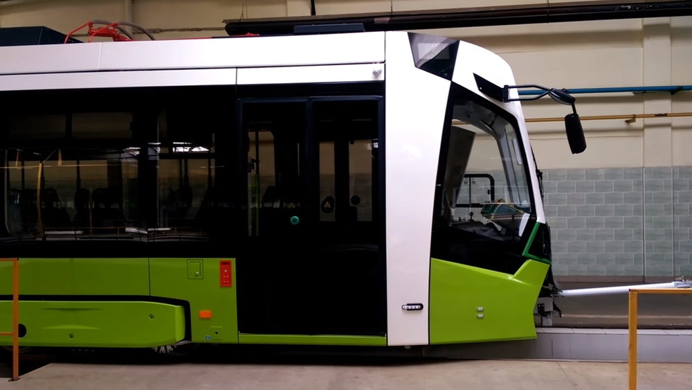 Boční pohled na řešení jednoho z čel. Vůz je řešený jako obousměrný a oboustranný. Design je identický s prvním prototypem. (foto: 