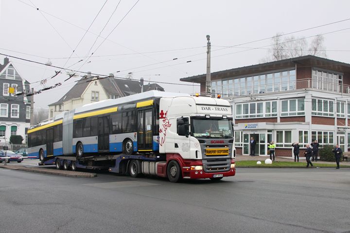 Trolejbus byl ještě dodán ve starším provedení karoserie. (foto: Stadtwerke Solignen) 