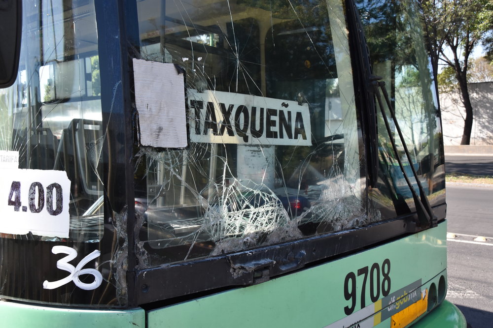 I toto je bohužel na provozních trolejbusech naprosto běžný stav. Naopak má ale vůz “kulturní” linkovou orientaci. I přes minimální údržbu a záměrné znevýhodňování trolejbusů v minulosti se trolejbusový provoz s cca 300 vozidly stále drží. (foto: Libor Hinčica)