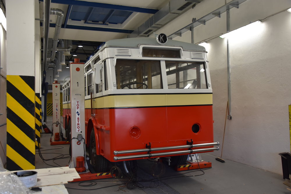 Trolejbus po laku v areálu pražských dílen. (foto: Libor Hinčica)