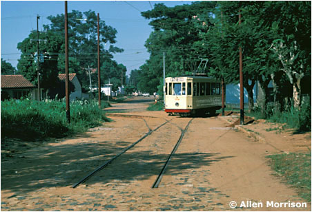Triangl ve Villa Morra v 70. letech. (foto: Allen Morrison). Vpravo: série snímků z roku 2019, ovšem z druhé strany. Lokalita je k nepoznání.