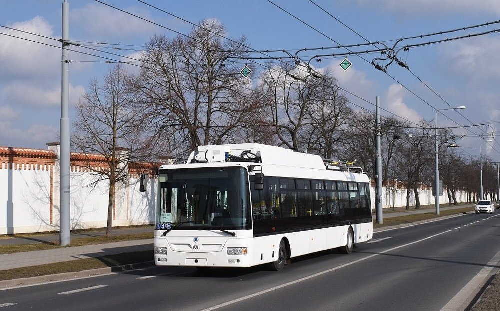 Ještě jeden pohled na testovací parciální trolejbus, jenž by měl být min. na rok pronajat do Prahy. (foto: Zdeněk Kresa)