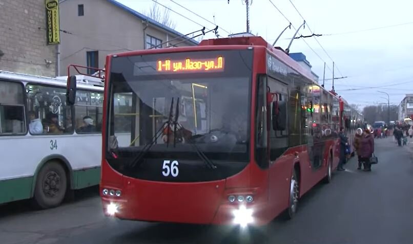 Trolejbusy se shromáždily o několik desítek minut dříve, než slavnost začala, díky čemuž s nimi mohly televizní štáby natáčet reportáže. (foto: Первый Приднестровский)