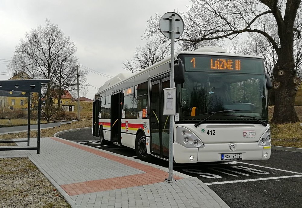 Autobus Iveco Citelis 12M CNG na nové konečné v obci Jenišov, na kterou autobusy zajíždějí od 26. 3. 2018. (foto: DPKV)