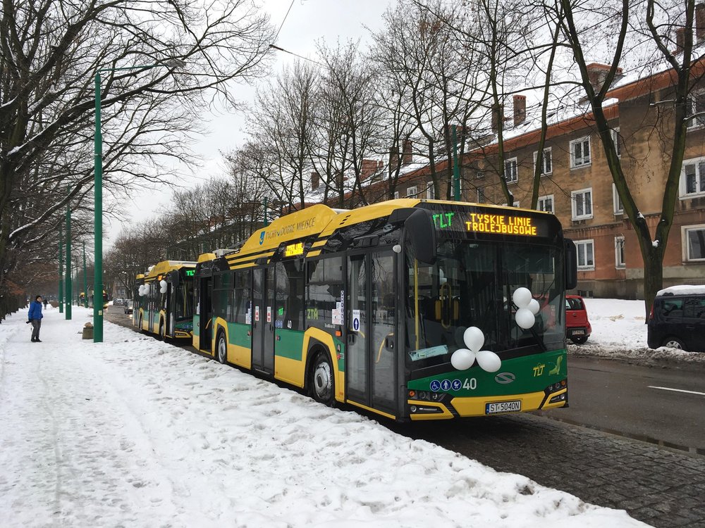 Nové trolejbusy byly na slavnostní předání vyzdobeny balónky. (foto: Jiří Brňák)