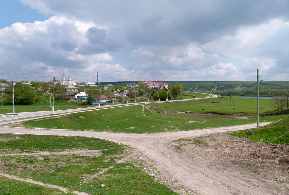 Trať se táhla od jihu podél západního břehu na sever (resp. spíše severozápad), až za katastr vesnice.