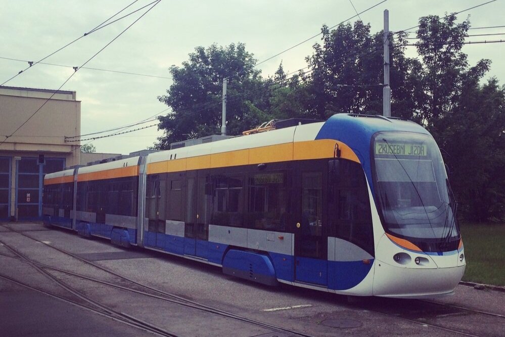 Tramvaje ve městě Tchien-šuej by měly být údajně vzdálené příbuzné prototypu vozu Inekon Superior (na snímku; přesněji Inekon 210 - SUPERIOR PLUS). V Číně jsou ale použity tramvaje koncepce “Multigelenk” s neotočnými podvozky. (foto: Libor Hinčica)