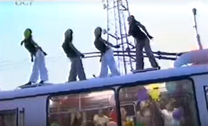 Skupina Jondozzar ve svém klipu vytvořeném roku 2009 v rámci pořadu