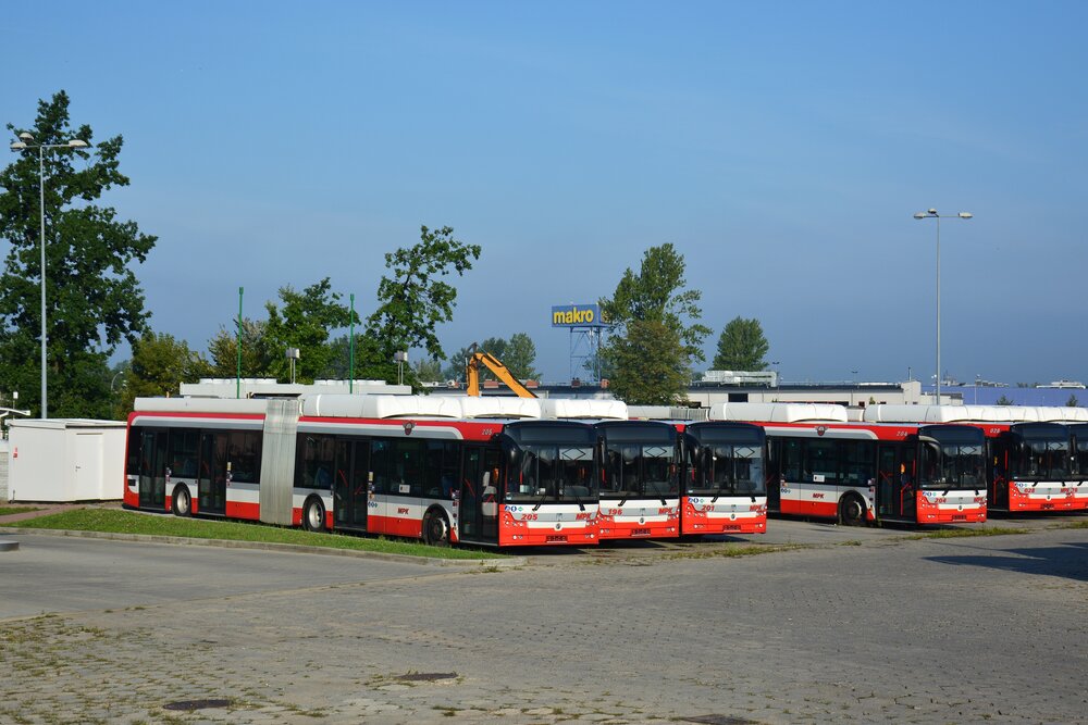 Odstavené hybridy v garážích dopravce. (foto: Jiří Drbal)