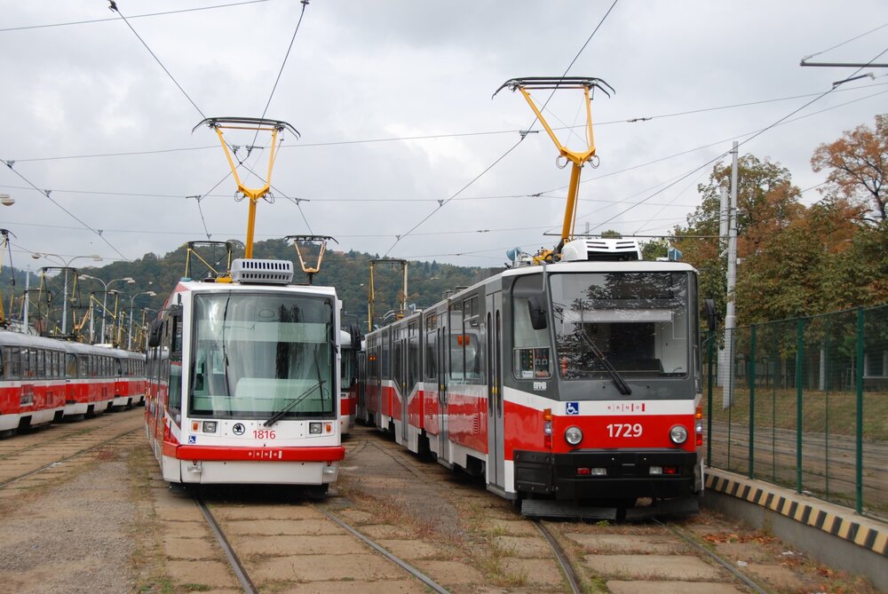 Poslední nové obousměrné tramvaje v Brně představují vozidla KT8D5N. V letech 1998 a 1999 obdrželo Brno celkem 7 těchto tramvají a je jejich jediným provozovatelem. Na snímku je vůz ev. č. 1729 ve společnosti tramvaje Škoda 03T “Anitra” ev. č. 1816 v pisárecké vozovně v roce 2016. (foto: Libor Hinčica)