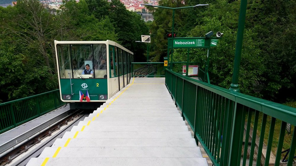 Vůz lanové dráhy v mezistanici Nebozízek. (foto: Ing. Filip Drápal)