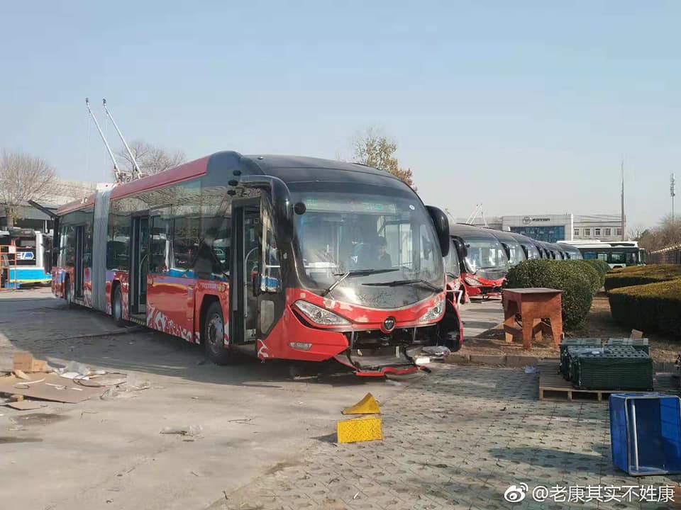 Článkový trolejbus Foton pro Baoding ve výrobním závodě.