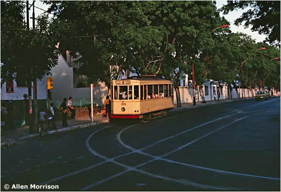 Tramvaj na nakrátko obnovené lince č. 9 při zatáčení z třídy Mariscal López do ulice Brazil.