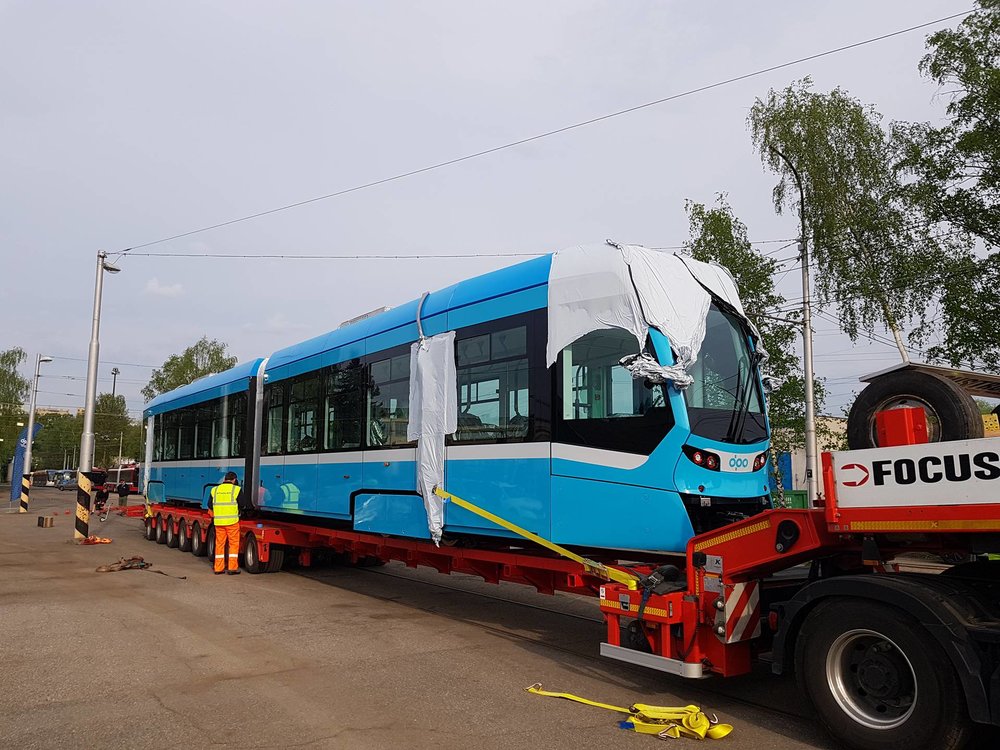 Tramvaj Tango NF Ostrava v areálu ostravských ústředních dílen. (foto: Martin Plačko, www.mhdzive.cz)