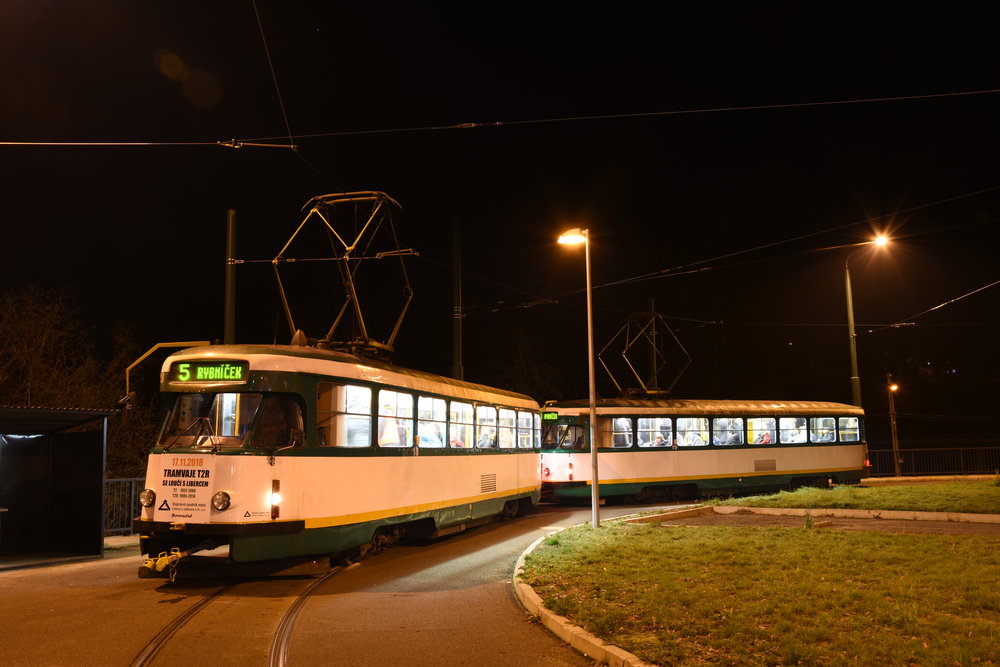 Tramvaje T2R čekají na svůj poslední odjezd ze smyčky ve Vratislavicích. (foto: Libor Hinčica)