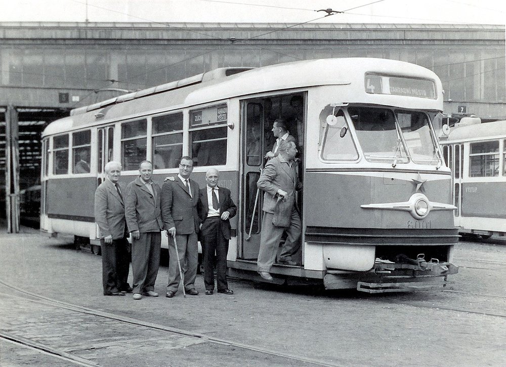 Jediný pražský vůz T2 ev. č. 6001. Druhý vůz (ev. č. 6002) byl v provozu jen v rámci zkoušek. (sbírka: Tomáš Dvořák)