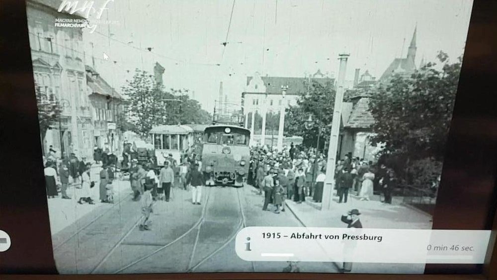 Zľava vlak miestnej dopravy Prešporok-Kopčany a diaľkový vlak Prešporok - Viedeň. (Zbierka Hungarian National Film Archive. Foto: Peter Martinko)