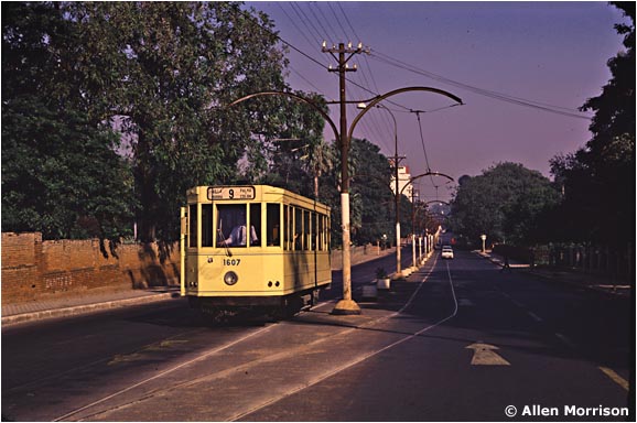 Vůz ev. č. 1607 na třídě Mariscal López. Sloupy jsou od Siemense.