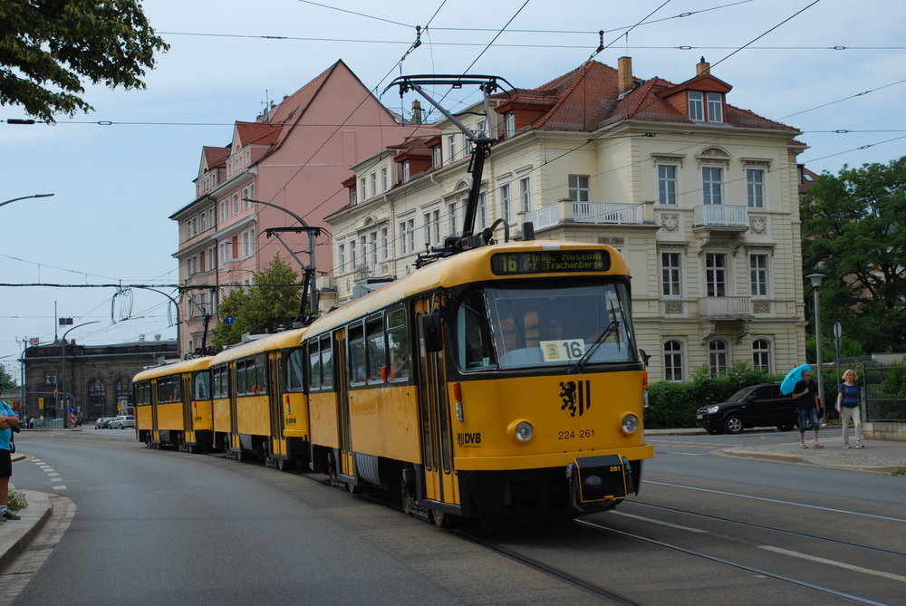 Tramvaje Tatra T4D v Drážďanech na snímku z června 2018, kdy byly vypraveny na zvláštní linku číslo 16. (foto: Libor Hinčica)