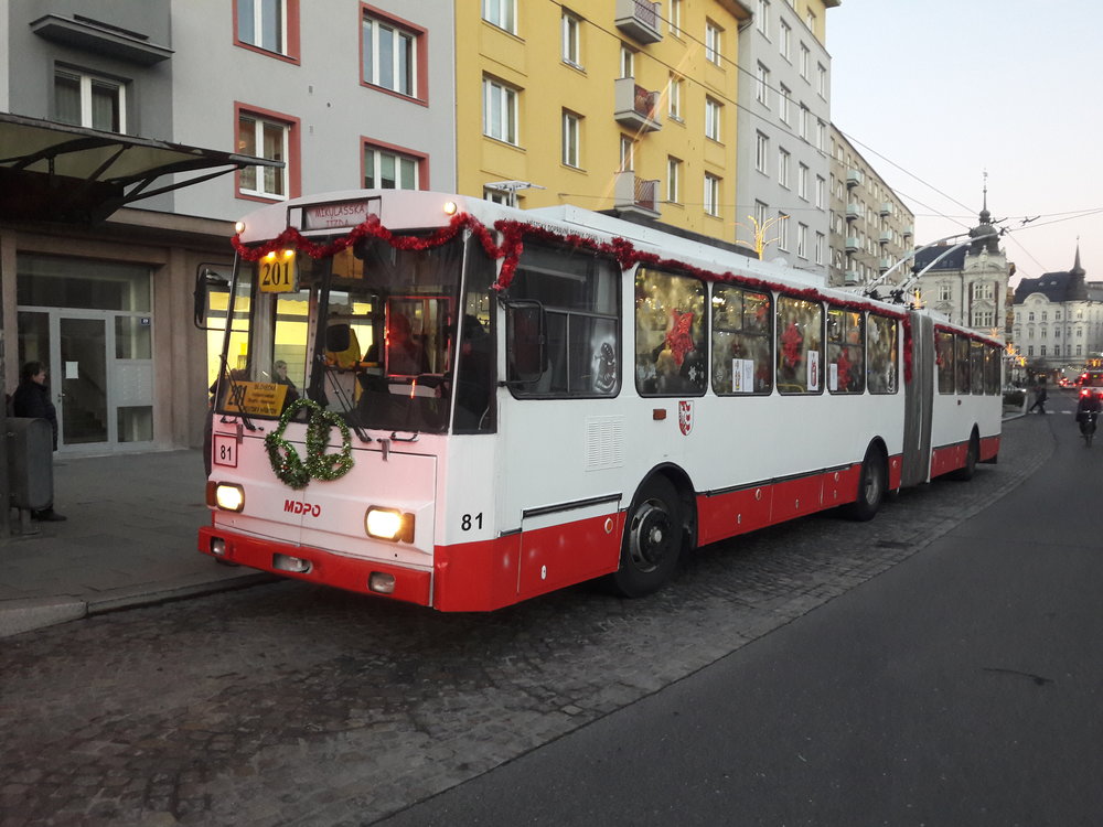 Trolejbus v zastávce Divadlo. Za volantem nesedí řidič, ale čert.
