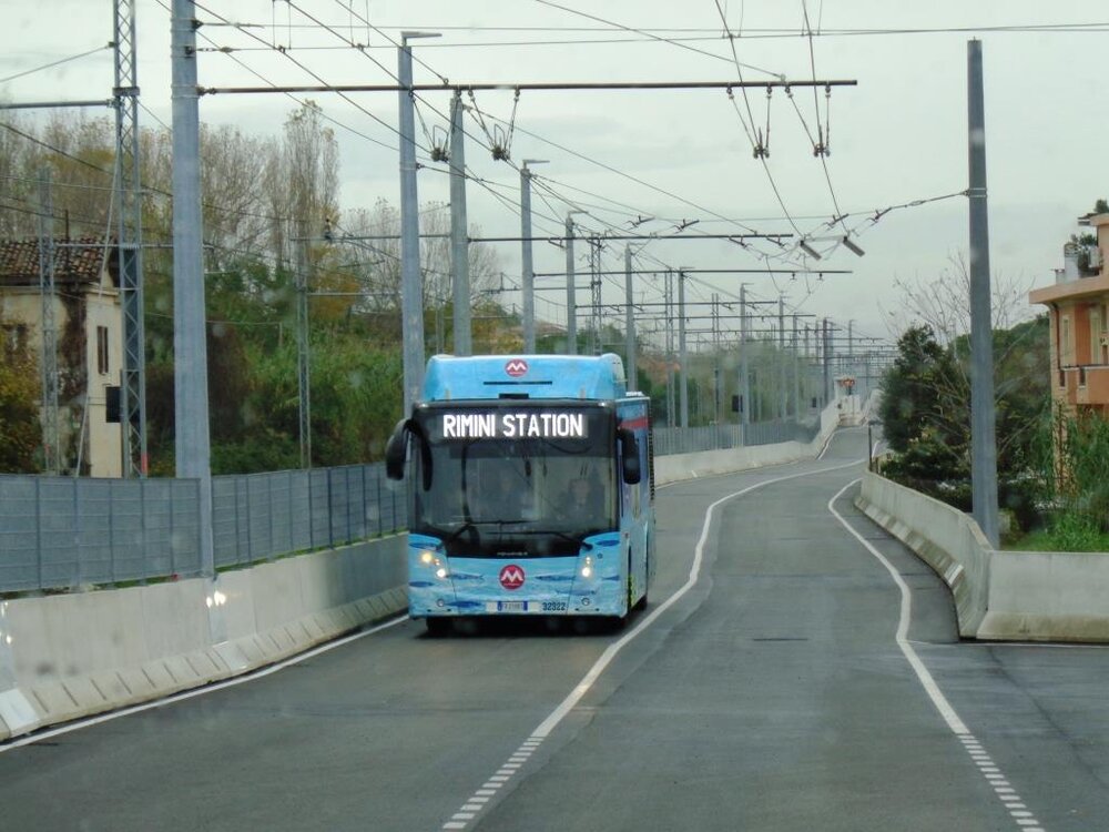 Na trolejbusovém BRT koridoru jezdí už přes tři měsíce autobusy. Zastupitel Rimini za hnutí Rinascita Civica, Mario Erbetta, tento týden k novým informacích ohledně místní trolejbusové dopravy prohlásil: “Telenovela Metromare pokračuje.” (foto: Francisco Gardini)