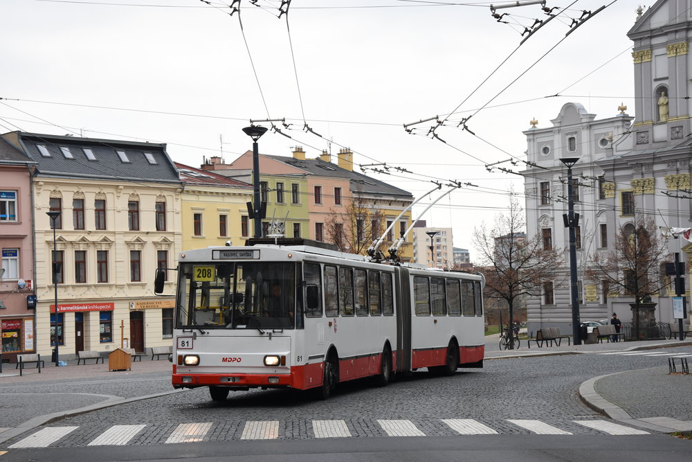 Trolejbus Škoda 15 Tr v Opavě opouští zastávku Dolní náměstí. (foto: Libor Hinčica)