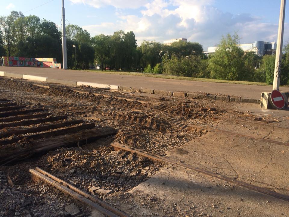 Že by “moskevská” strategie? Tramvajové koleje na ulici Oktjabr’skoj trhat neměli, ale přesto tak na mostě přes řeku Svislač učinili. Generální plán města přitom předpokládal, že v roce 2020 bude stav sítě takový, že trať po ulici Oktjabr’skoj povede (tramvaje vyznačeny na plánku níže zeleně). (foto: 2x Andrej Karpeka/CityDog.by)