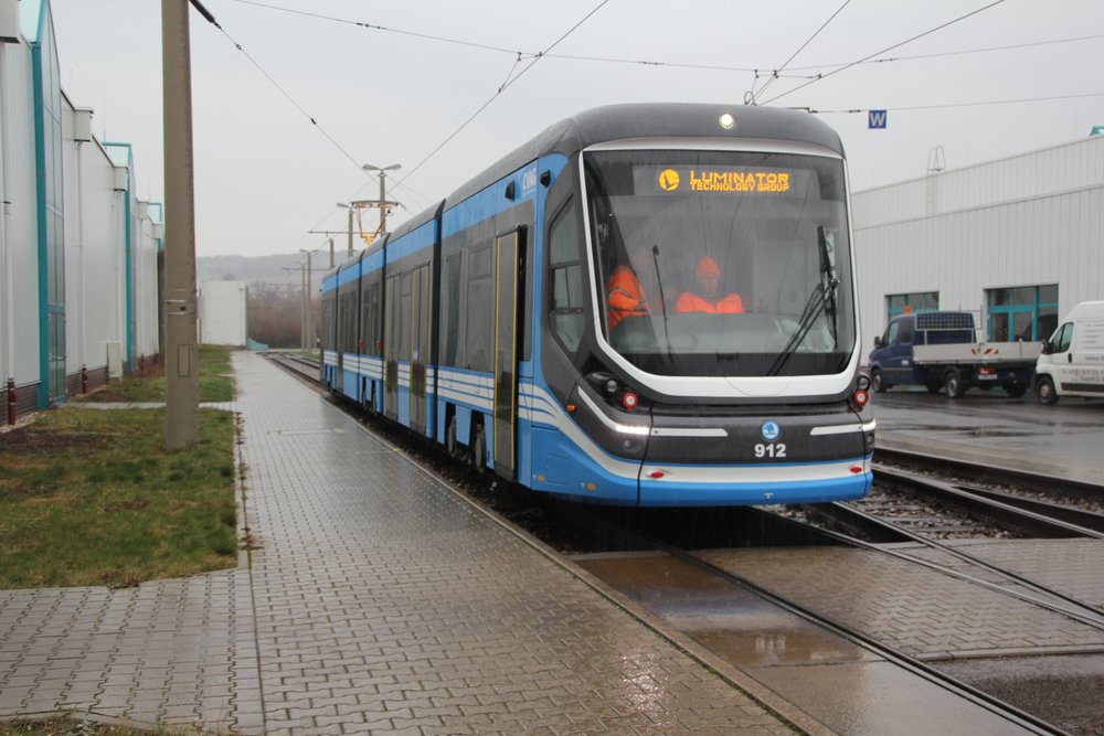 Tramvaj Škoda 35T pro Chemnitz během zkoušky v areálu vozovny. (foto: CVAG)