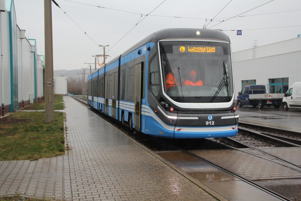 Tramvaj Škoda 35T pro Chemnitz během zkoušky v areálu vozovny. (foto: CVAG)