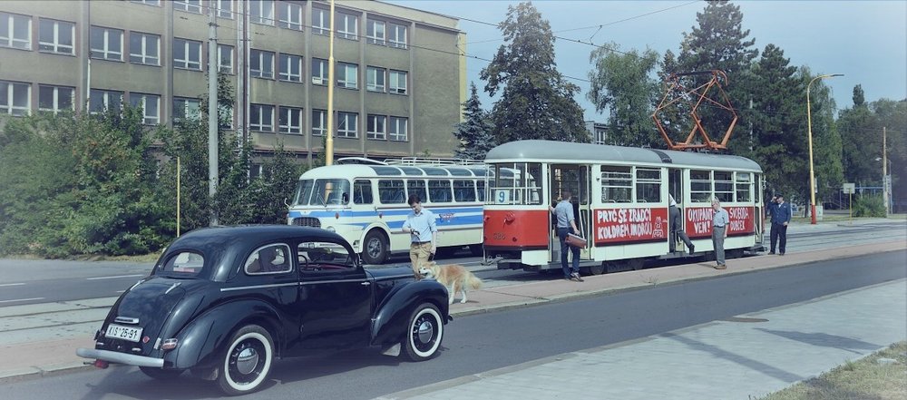 V sobotu 18. 8. 2018 si skupina fanoušků veřejné dopravy a historie v Ostravě pronajala historická vozidla a připomněli si okupaci 50. výročí Československa vojsky Varšavské smlouvy. U prostředních dveří vozu T1 postává i autor vzpomínky - pan Jindřich Sulek. (foto: Miroslav Halász)