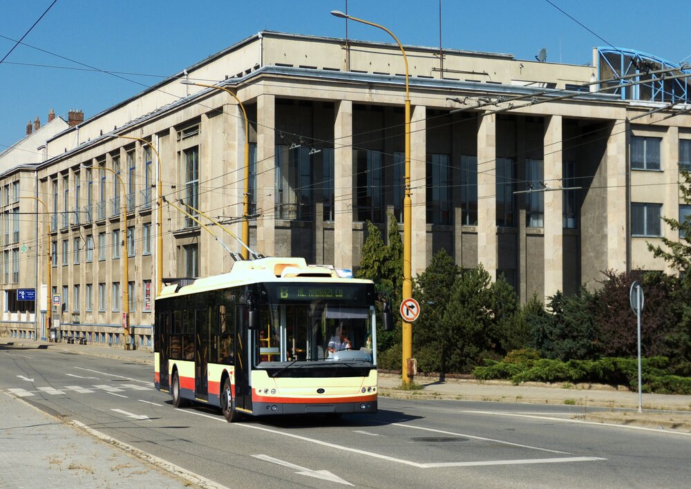Trolejbus Bogdan z řady T701 projíždí pod kulisou jihlavského kulturního domu. Snímek je však pouze fotomontáží. Zda bude někdy podobná fotografie realitou, ještě s ohledem na běžící odvolací lhůtu nelze předjímat. (autor: Honza Tran)