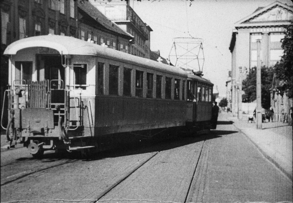 Přívěsný vůz řady Bca při posunu na konečné stanici v Bratislavě společně s tramvajovým motorovým vozem. (repro z časopisu ČS Dopravák 1/2018)
