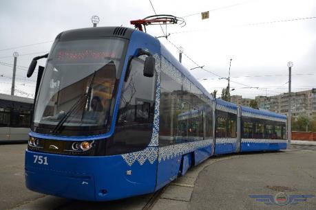 Nové tramvaje PESA Fokstrot podstatně povýšily komfort. Moskvě se ze původně dohodnutách 120 kusů podařilo udat 70, zbytek putuje právě do Kyjeva. Nyní chybí dodat poslední desítku vozidel. (foto: Kyjivpastrans)