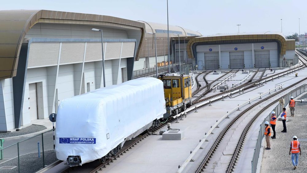 První vagón metra Metropolis pro Dubaj během manipulace v depu RTA. (foto: Alstom)