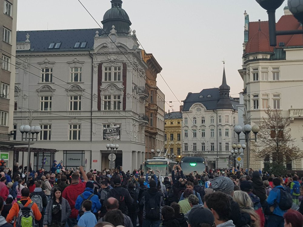 Při závěrečném symbolickém rozloučení se podařilo zaplnit nejprestižnější prostor ve městě – centrální Horní náměstí. (foto: Martin Žarnovický)