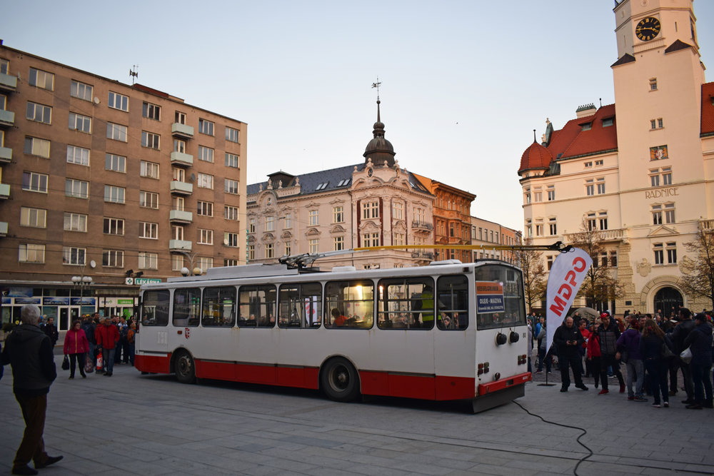 Přímo na ploše náměstí byl k vidění trolejbus Škoda 14 Tr ev. č. 80, který posloužil jako kulisa k pódiu. (foto: Petr Bystroň)