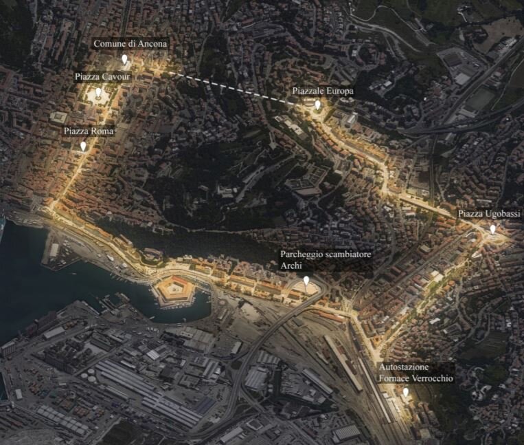 Momentálně trolejbusy jezdí jen v trase piazza IV Novembre (severně od bodu označeného jako Comuna di Ancona) – Piazza Cavour – pobřeží – vlakové nádraží (u pravého rohu) – Piazza Ugo Bassi – Tavernelle (západně od náměstí Ugo Bassi). V úseku Piazza Ugo Bassi – Piazza Europa je funkční jen jedna stopa (západní/pravá), která se na náměstí Europa stáčí jakoby zpět a míří do vozovny dopravce Conerobus, která je v pravém horním rohu snímku poměrně zřetelná. (foto: Comune di Ancona)