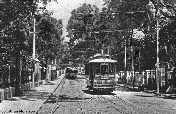 Momentka z Asunciónu se starými vozy anglické výroby. Ty byly výrobcem navrženy s tyčovými sběrači, které ale v Asunciónu vystřídaly sběrače lyrové. (foto: sbírka Allena Morrisona)