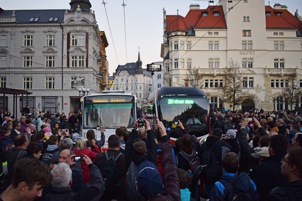 “Děkuji, Opavo”. Trolejbus Škoda 14 Tr se loučí s obyvateli Opavy. A obyvatelé se loučí s ním. (foto: Libor Hinčica)