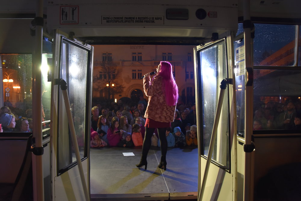 Netradiční backstage. Česko-Slovenská SuperStar Tereza Mašková zpívá na pódiu před československou strojírenskou superstar – trolejbusem Škoda 14 TrM. (foto: Libor Hinčica)