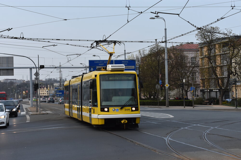 Plzeňský vůz ev. č. 308 je prozatím stále v provozu, dopravce jej však již nabízí zájemcům ke koupi. Zatím možnosti pořídit si ojeté Astry využily dopravní podniky z Ostravy a Brna. (foto: Libor Hinčica)