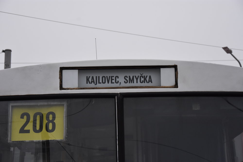 Také podle čelní linkové orientace směřuje trolejbus do Kajlovce. (foto: Libor Hinčica)