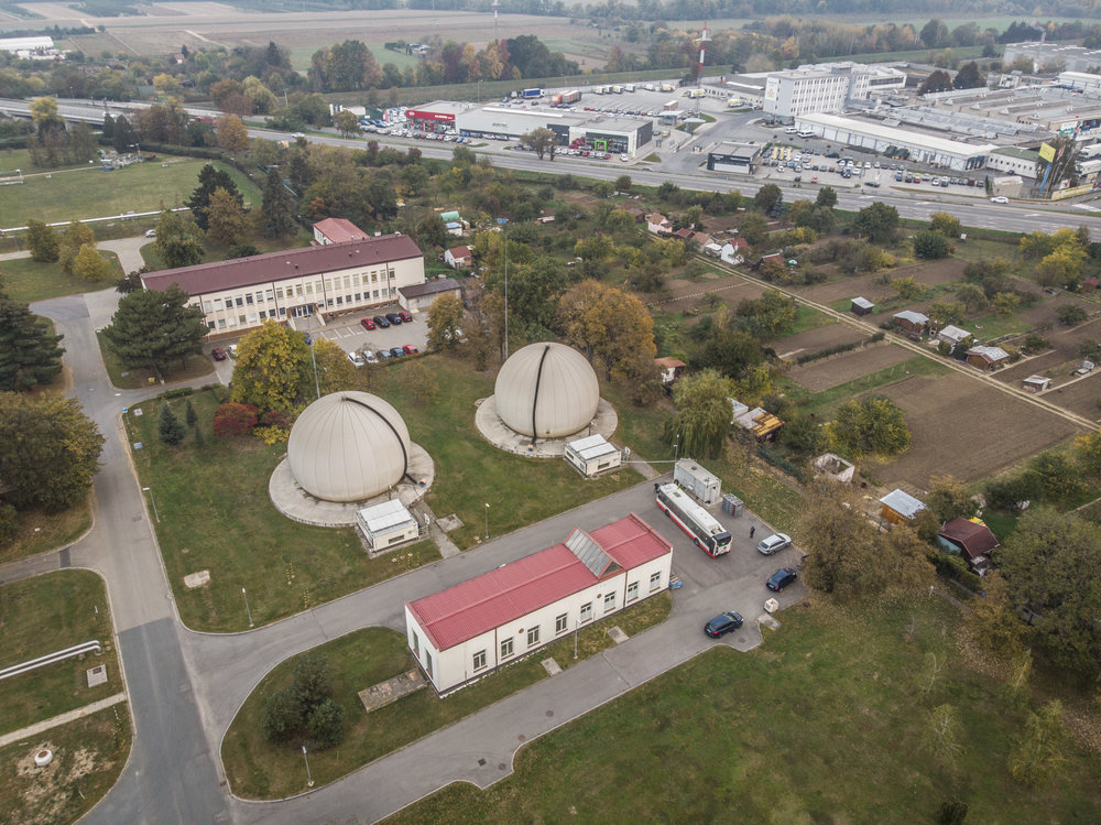 Pohled na areál čističky s provizorní plničkou na bioplyn s vozem Urbanway 12m CNG. (foto: DPMB)