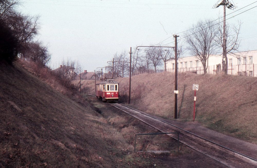 Motorový vůz ev. č. 62 na meziměstské trati z Hlučína do Ostravy v roce 1982 před ukončením provozu. V úseku na fotografii  je vůz zachycen u zastávky Nemocnice v Petřkovicích, tedy na úseku, jenž byl vybudován jako tramvajová trať. (foto: Aleš Mikoláš)