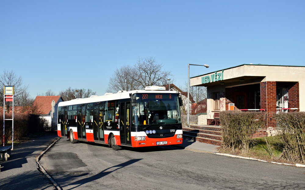 Na Valentýna 2019 zapózoval v obratišti Nedvězí ve stejnojmenné části Prahy vršovický SOR NB 12 CITY ev. č. 3701, který svou životní dráhu započal v garážích Řepy. Linka 227 spojující pražské Háje, Petrovice a Uhříněves s Kolovraty a právě Nedvězím je od letošního ledna v režii soukromého dopravce ČSAD Polkost. (foto: Matěj Stach)