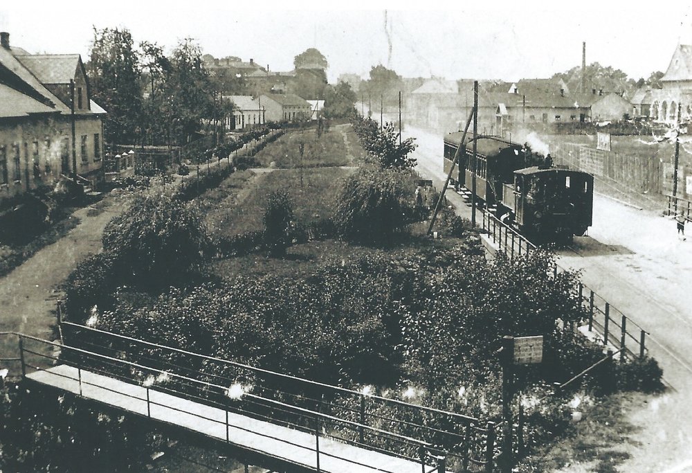 Parní vlak Slezských zemských drah ve Svinově. Dráha Svinov - Kyjovice byla původně plánována až s vedením do Hradce nad Moravicí. Předpokládalo se, že dojde k elektrifikaci dráhy. (sbírka: Libor Hinčica)