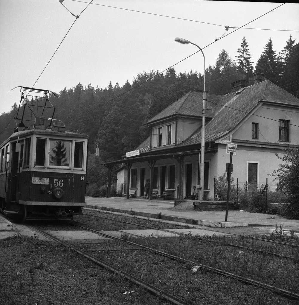 Trať byla v letech 1947-48 elektrifikována a vyjely na ni tramvaje. I po válce se přitom počítalo s tím, že by bylo možné dokončit dráhu podle původních návrhů, tedy až do Hradce nad Moravicí. Na snímku vidíme motorový vůz ev. č. 56 na konečné v Kyjovicích. Původní nádražní budova si ještě zachovává svůj vzhled s krytým nástupištěm. (foto: Jaromír Hinčica)