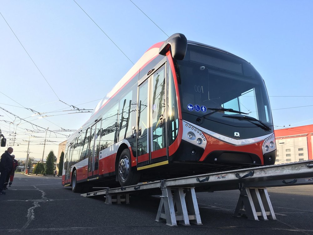 Vykládka trolejbusu Škoda 32 Tr v areálu opavské trolejbusové vozovny. (foto: MDPO)