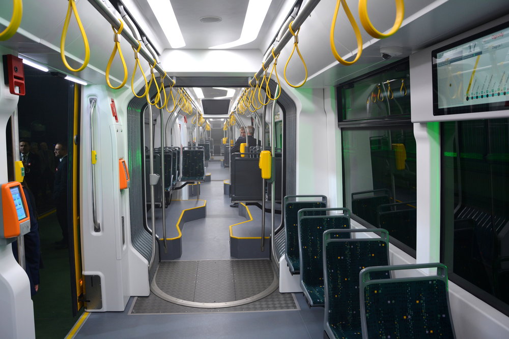 Pohled do interiéru vozu. 100% nízkopodlažní vůz se musí vypořádat s otočností podvozků. Řešením jsou podesty pod sedadly a lomená ulička. (foto: Witold Urbanowicz)